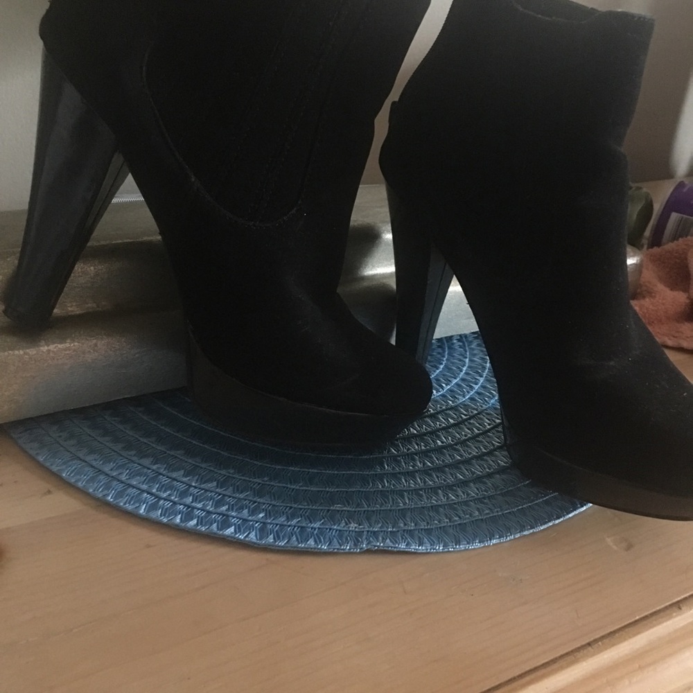 UNLISLTED BLACK SUEDE HEELS